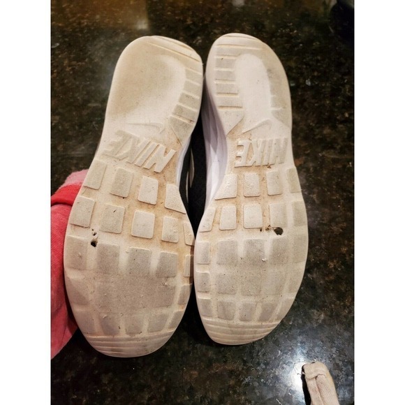 Nike Tanjun Women's Black Running Shoes Size 8 - Picture 8 of 8